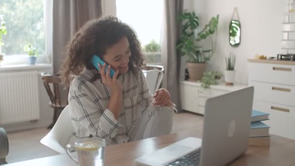Молодая Женщина Пользуется Мобильным Телефоном Дома — стоковое видео