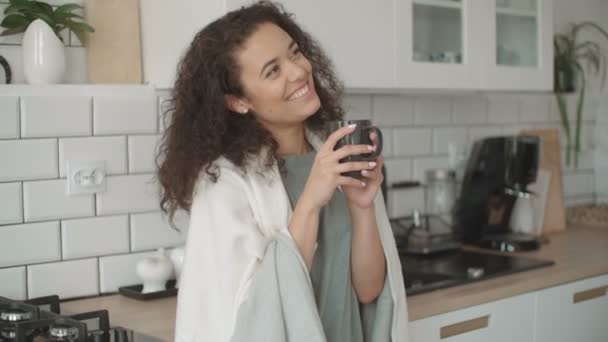 Retrato Una Mujer Sonriente Tomando Café Casa — Vídeo de stock