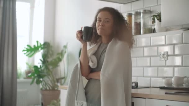 在家里喝咖啡或茶的微笑的妇女的肖像 — 图库视频影像