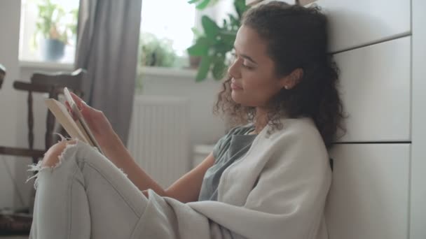 Mulher Muito Jovem Usando Tablet Digital Cozinha Acolhedora — Vídeo de Stock