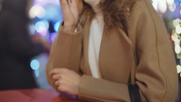 Frau Mit Smartphone Auf Europäischem Weihnachtsmarkt Konzept Von Weihnachten Social — Stockvideo