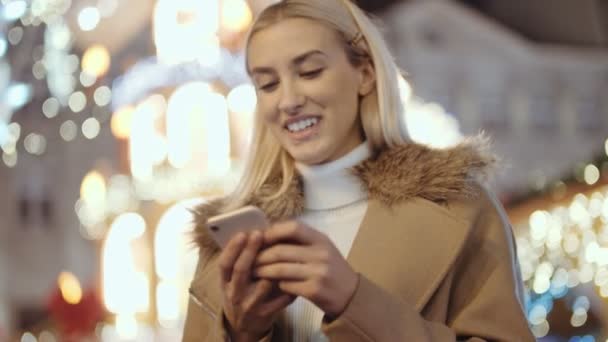Donna Che Utilizza Smartphone Sul Mercato Natale Ragazza Godendo Stagione — Video Stock