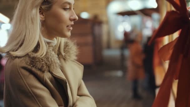 Junges Blondes Mädchen Hat Spaß Auf Dem Weihnachtsmarkt Einer Stadt — Stockvideo