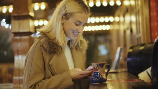 Frau Mit Smartphone Auf Weihnachtsmarkt Mädchen Genießen Die Winterferienzeit Konzept — Stockvideo