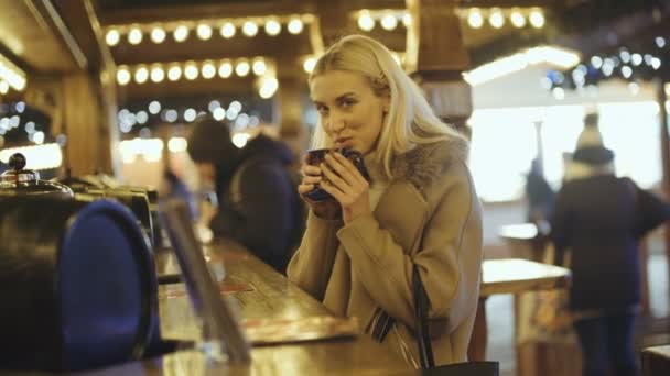 Gelukkig Aantrekkelijke Vrouw Drinken Van Warme Dranken Een Kerstmarkt Bij — Stockvideo