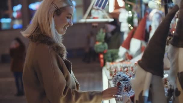 Νεαρή Ξανθιά Κοπέλα Διασκεδάζουν Στο Χριστουγεννιάτικη Αγορά Στην Πόλη — Αρχείο Βίντεο