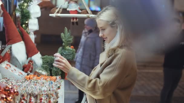 Junges Blondes Mädchen Hat Spaß Auf Dem Weihnachtsmarkt Einer Stadt — Stockvideo