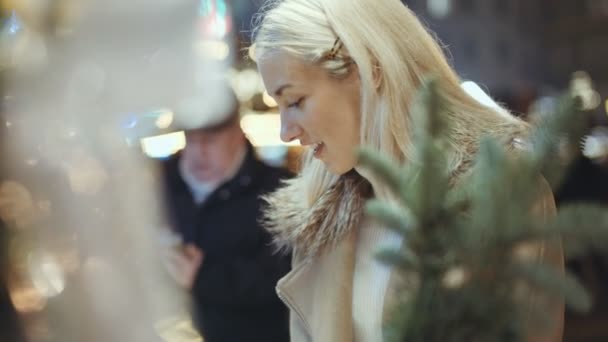 Junges Blondes Mädchen Hat Spaß Auf Dem Weihnachtsmarkt Einer Stadt — Stockvideo