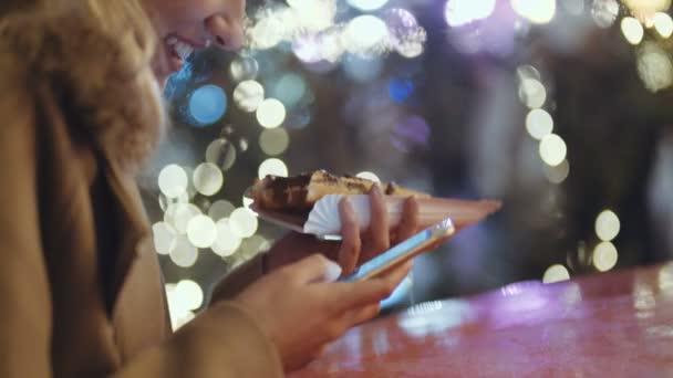 用手机关闭女性手 晚上在城市里使用手机的年轻女子 — 图库视频影像