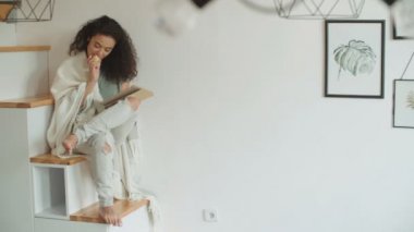 Genç ve güzel kadın rahat mutfakta dijital tablet kullanma.