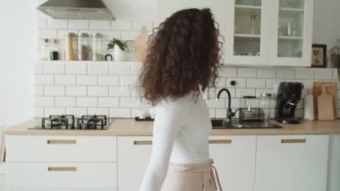 Neşeli kadın evde dans.