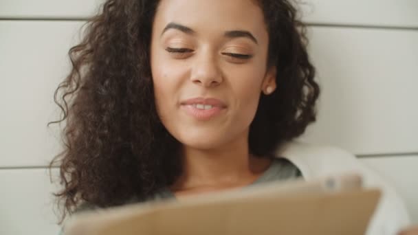 Όμορφη Νεαρή Γυναίκα Χρησιμοποιώντας Ψηφιακό Tablet Ζεστή Κουζίνα — Αρχείο Βίντεο