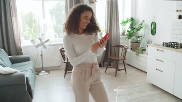 Jovem Encantadora Usando Telefone Moderno Apartamento Elegante — Vídeo de Stock