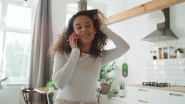 Charmante Jongedame Met Behulp Van Telefoon Bij Moderne Stijlvolle Appartement — Stockvideo