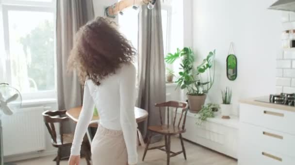 Mujer Alegre Bailando Casa — Vídeos de Stock