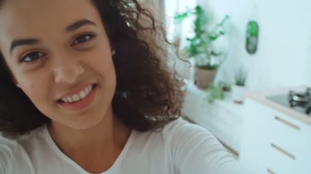 Portrait Une Belle Jeune Femme Souriant Caméra Dans Appartement Lumineux — Video