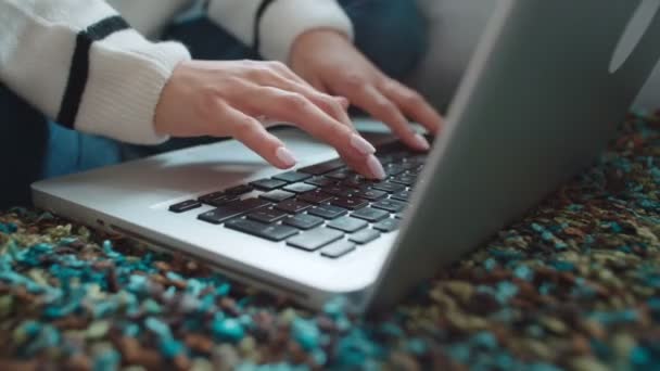 家でノート パソコンを使用して女性の手のクローズ アップ — ストック動画