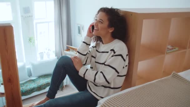 モダンなスタイリッシュなアパートメントで携帯電話を使用して魅力的な若い女性 — ストック動画