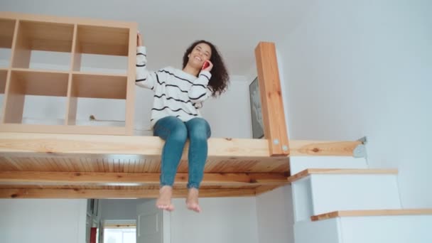 Encantadora Joven Que Usa Teléfono Apartamento Moderno Elegante — Vídeo de stock