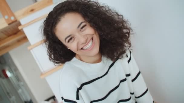 Portret Pięknej Młodej Kobiety Uśmiechając Się Kamery Jasny Apartament — Wideo stockowe