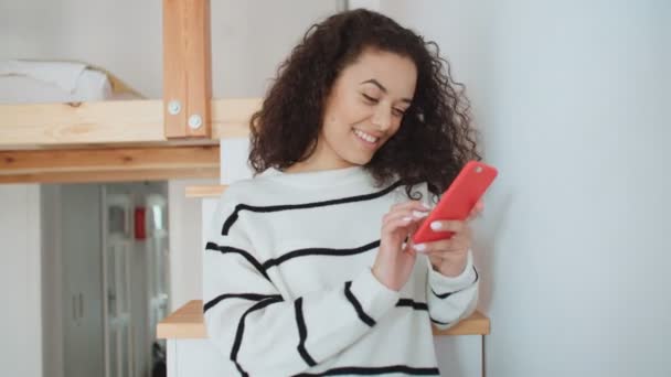 Γοητευτική Νεαρή Γυναίκα Χρησιμοποιώντας Τηλέφωνο Στο Σύγχρονο Κομψό Διαμέρισμα — Αρχείο Βίντεο