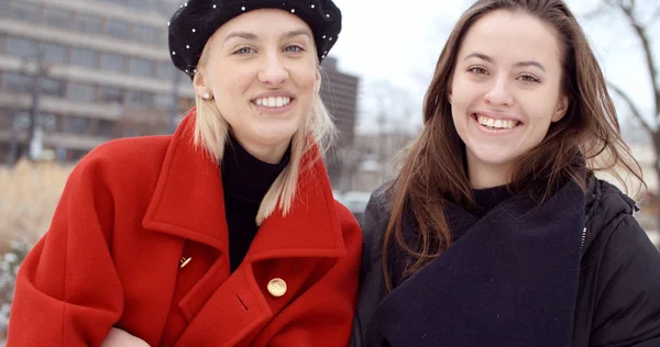 Dos Chicas Jóvenes Una Ciudad Disfrutando Del Tiempo Expresiones Faciales — Foto de Stock