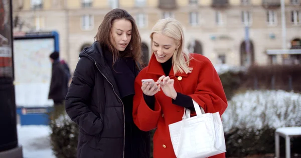 Two Young Girls Using Mobile Phone City — Stock Photo, Image