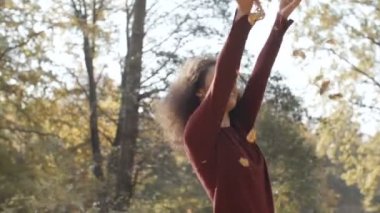 Genç afro Amerikalı kadın rahatlatıcı Park.