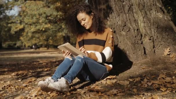 Belle Jeune Fille Aux Cheveux Bouclés Foncés Aide Ordinateur Tablette — Video