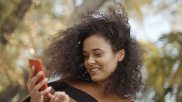 Piękna Młoda Dziewczyna Ciemne Kręcone Włosy Pomocą Jej Telefon Parku — Wideo stockowe