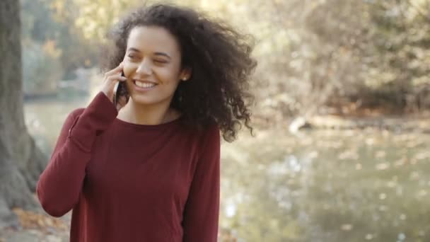 Cep Telefonu Açık Kullanarak Siyah Kıvırcık Saçlı Güzel Genç Kız — Stok video