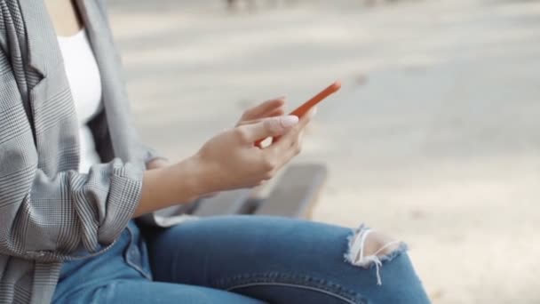 Hermosa Joven Con Cabello Rizado Oscuro Usando Teléfono Celular Aire — Vídeo de stock