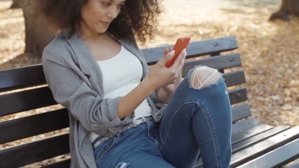 Krásná Mladá Dívka Tmavými Kudrnatými Vlasy Pomocí Svého Mobilního Telefonu — Stock video