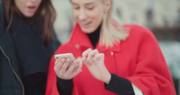 Duas Meninas Usando Telefone Celular Uma Cidade — Vídeo de Stock