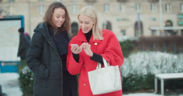 Две Молодые Девушки Используют Мобильный Телефон Городе — стоковое видео