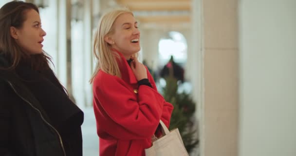 Duas Meninas Uma Cidade Aproveitando Tempo Expressões Faciais Positivas Emoções — Vídeo de Stock