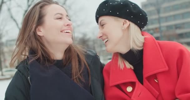 两个年轻女孩在一个城市里享受时间 积极的面部表情 肢体语言 — 图库视频影像