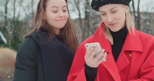 市では 携帯電話を使用して つの若い女の子 — ストック動画