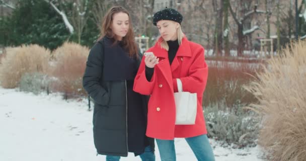 Duas Meninas Usando Telefone Celular Uma Cidade — Vídeo de Stock