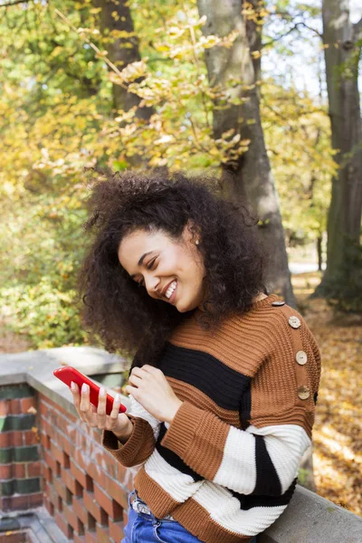 Chica Joven Con Pelo Rizado Oscuro Usando Teléfono Parque Ciudad —  Fotos de Stock