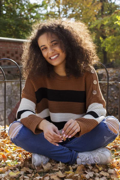 Joven Mujer Afroamericana Mirando Cámara Sonriendo — Foto de Stock