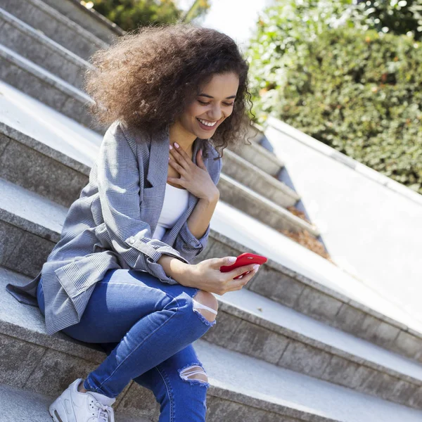 Chica Joven Con Pelo Rizado Oscuro Usando Teléfono Parque Ciudad —  Fotos de Stock