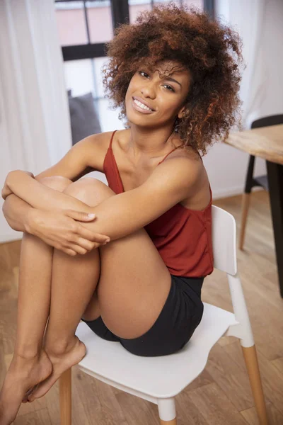 Feliz Joven Afroamericana Sentada Casa Sonriendo — Foto de Stock