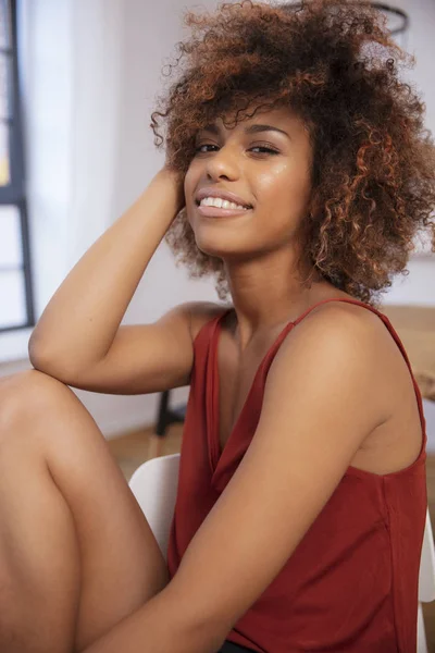 Heureuse Jeune Afro Américaine Assise Maison Souriante — Photo