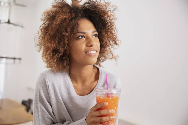 Feliz Mujer Raza Mixta Sosteniendo Jugo Naranja Batido Mirando Cámara — Foto de Stock