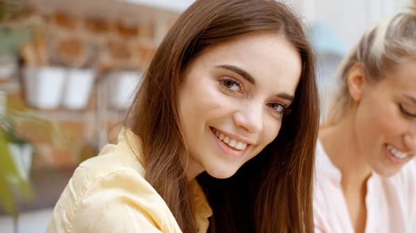 Due Ragazze Adolescenti Allegre Che Parlano Casa — Foto Stock