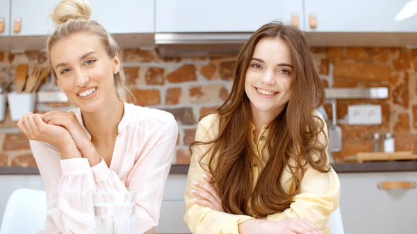 Dos Novias Adolescentes Alegres Hablando Casa —  Fotos de Stock