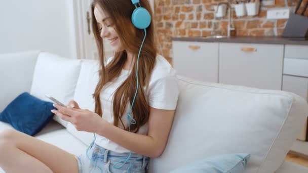 Jovem Com Smartphone Fones Ouvido Casa — Vídeo de Stock