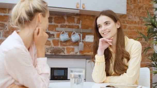 Duas Namoradas Adolescentes Alegres Conversando Casa — Vídeo de Stock