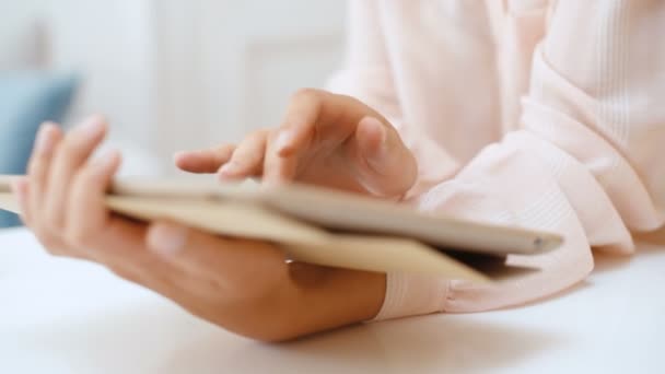 Primer Plano Mujer Estudiante Con Computadora Tableta Casa — Vídeos de Stock